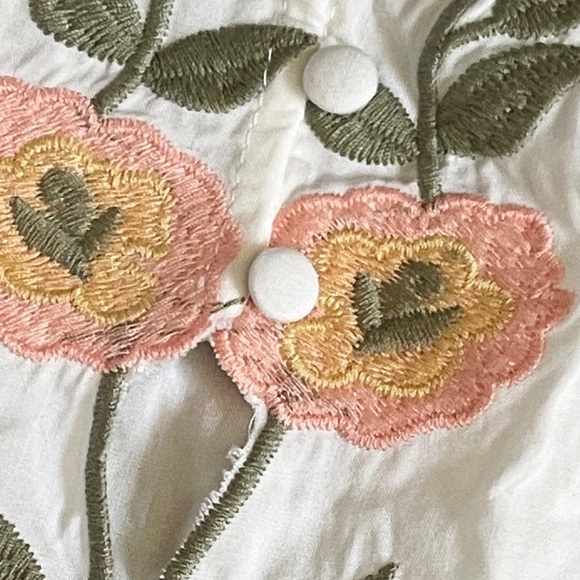 Gimmicks BKE Off Shoulder Floral Embroidered Button Front Blouse Size S - Picture 2 of 10